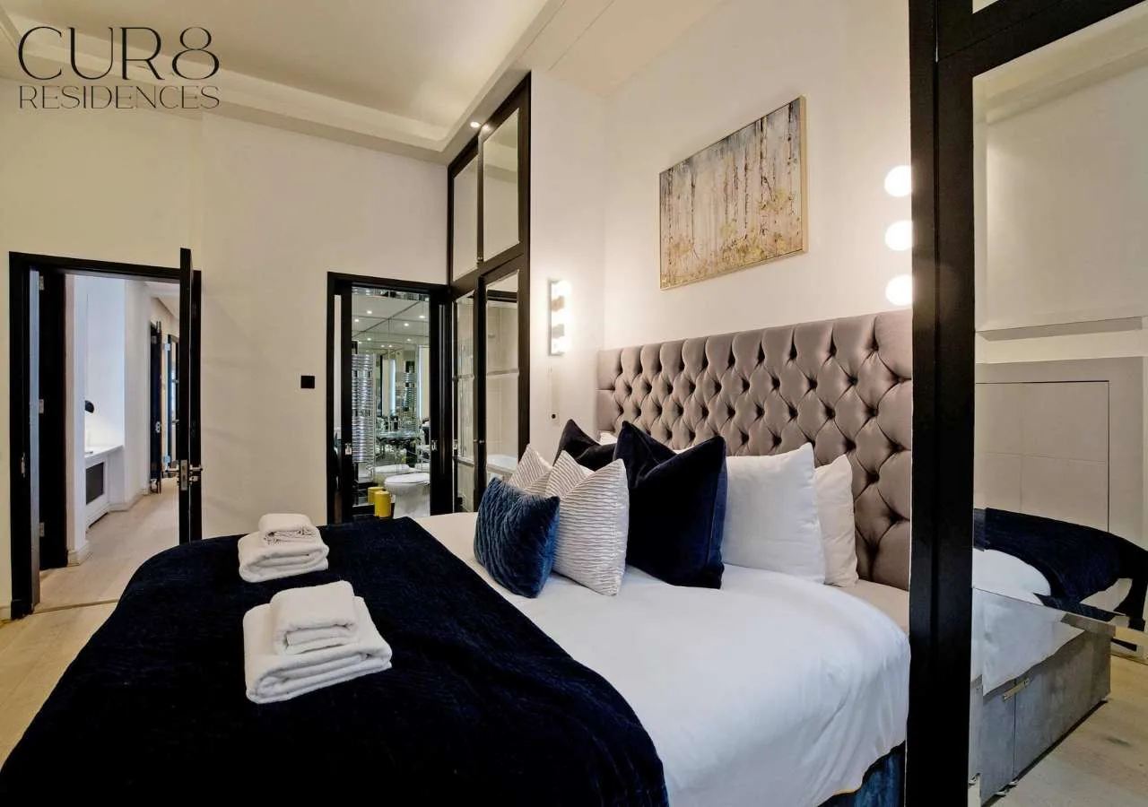 Contemporary Three-Bedroom Apartment in London photo 2
