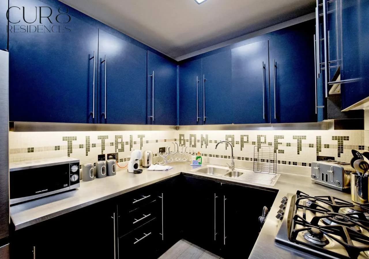 Contemporary Three-Bedroom Apartment in London photo 3