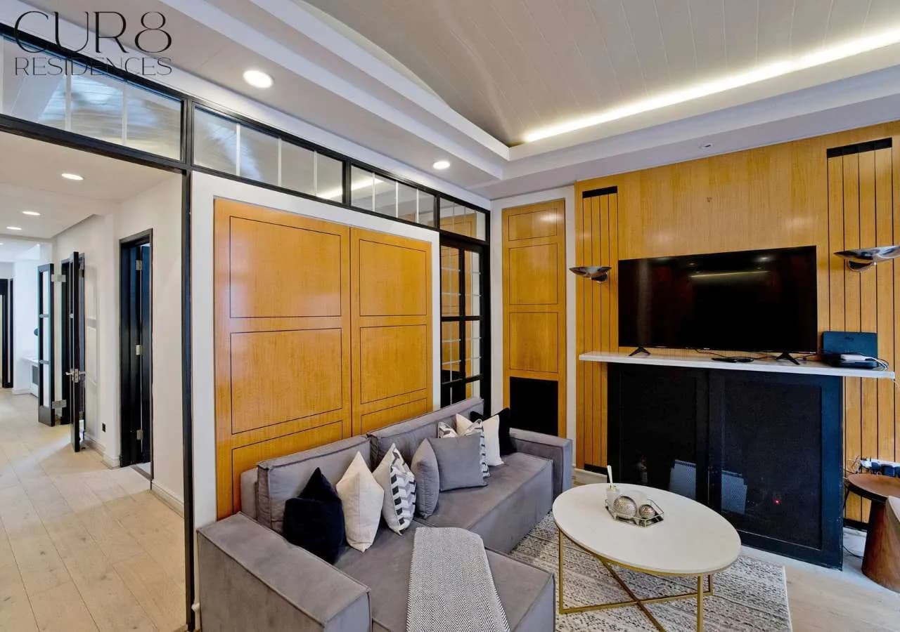 Contemporary Three-Bedroom Apartment in London photo 4