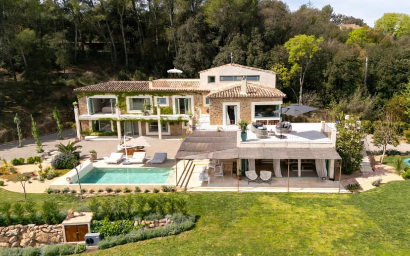 Modern Styled, Century Old Farmhouse Near Rupia