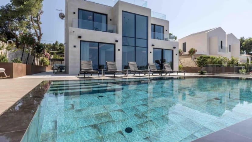 Luxurious 6 BR Villa in Breathtaking Sutivan