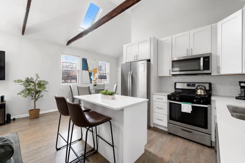 River West 4BD Home: Perfect for Families & Groups