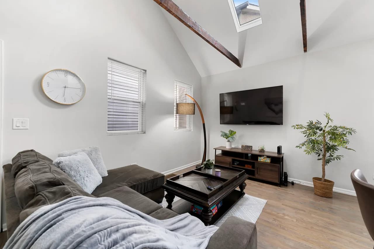 Family-Friendly Four Bedroom Home in Chicago photo 3