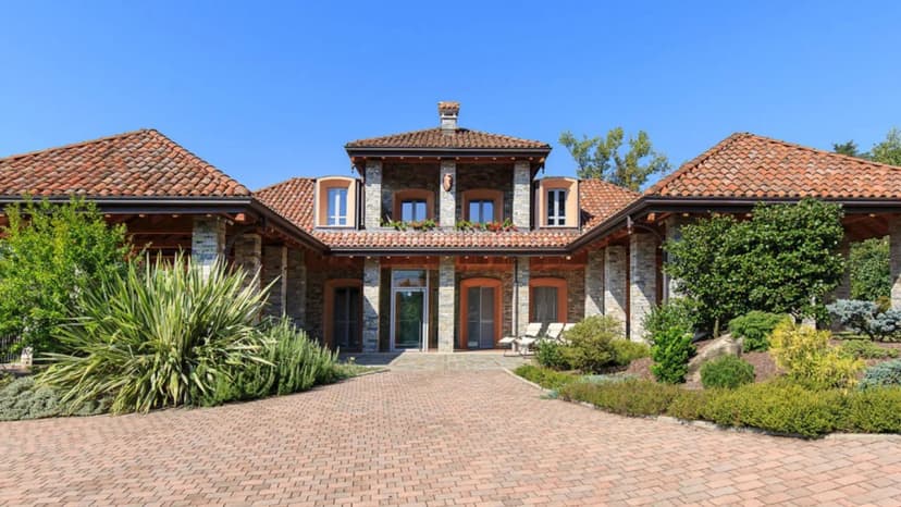 2 Units in The Same Villa with Garden & Roof Terrace :)