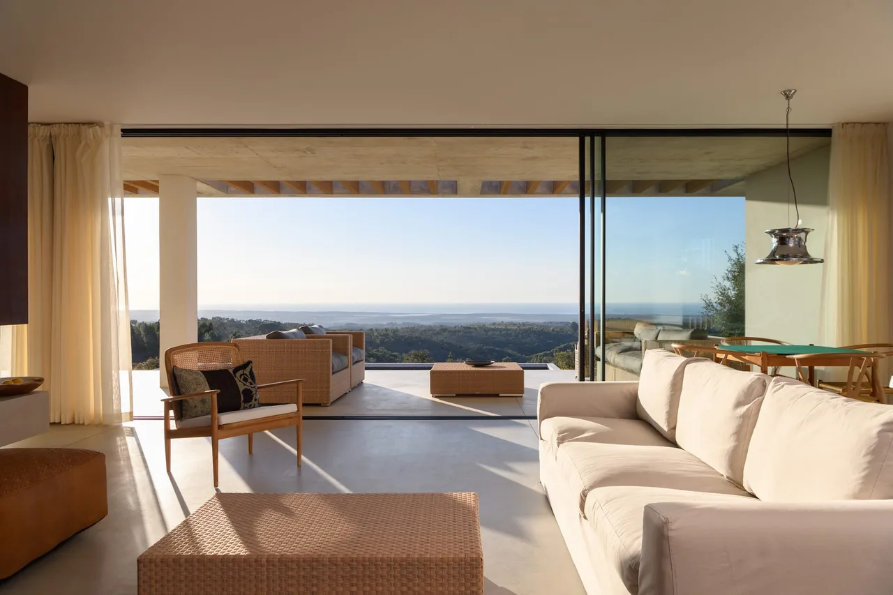 Stylish Villa in Ideal Location with Hill View photo 2