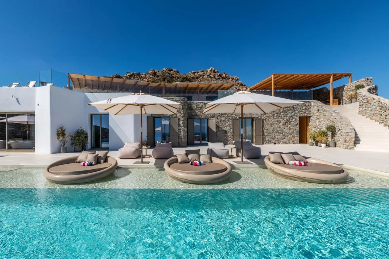 Stunning 8BR Top-luxury Villa With Beach Views