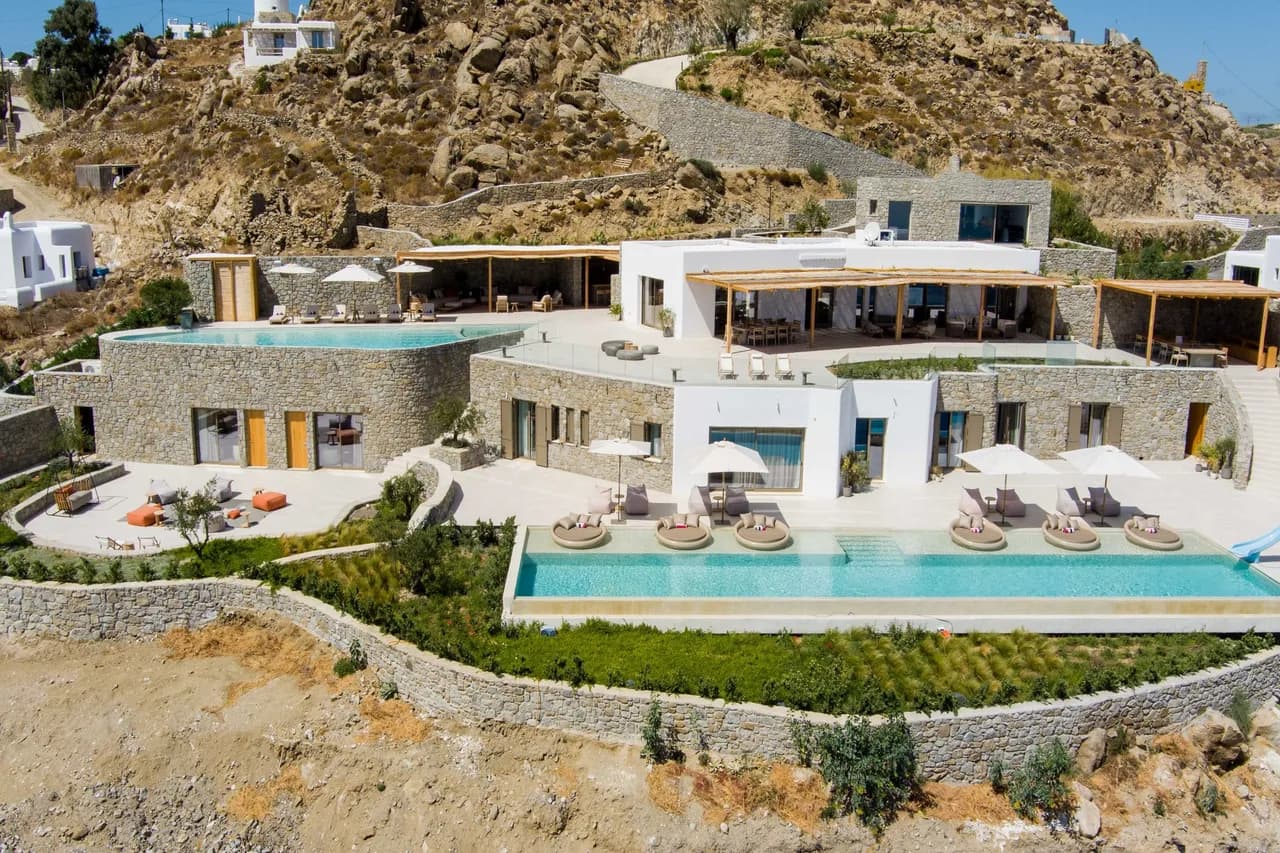 Stunning 8BR Top-luxury Villa With Beach Views photo 2