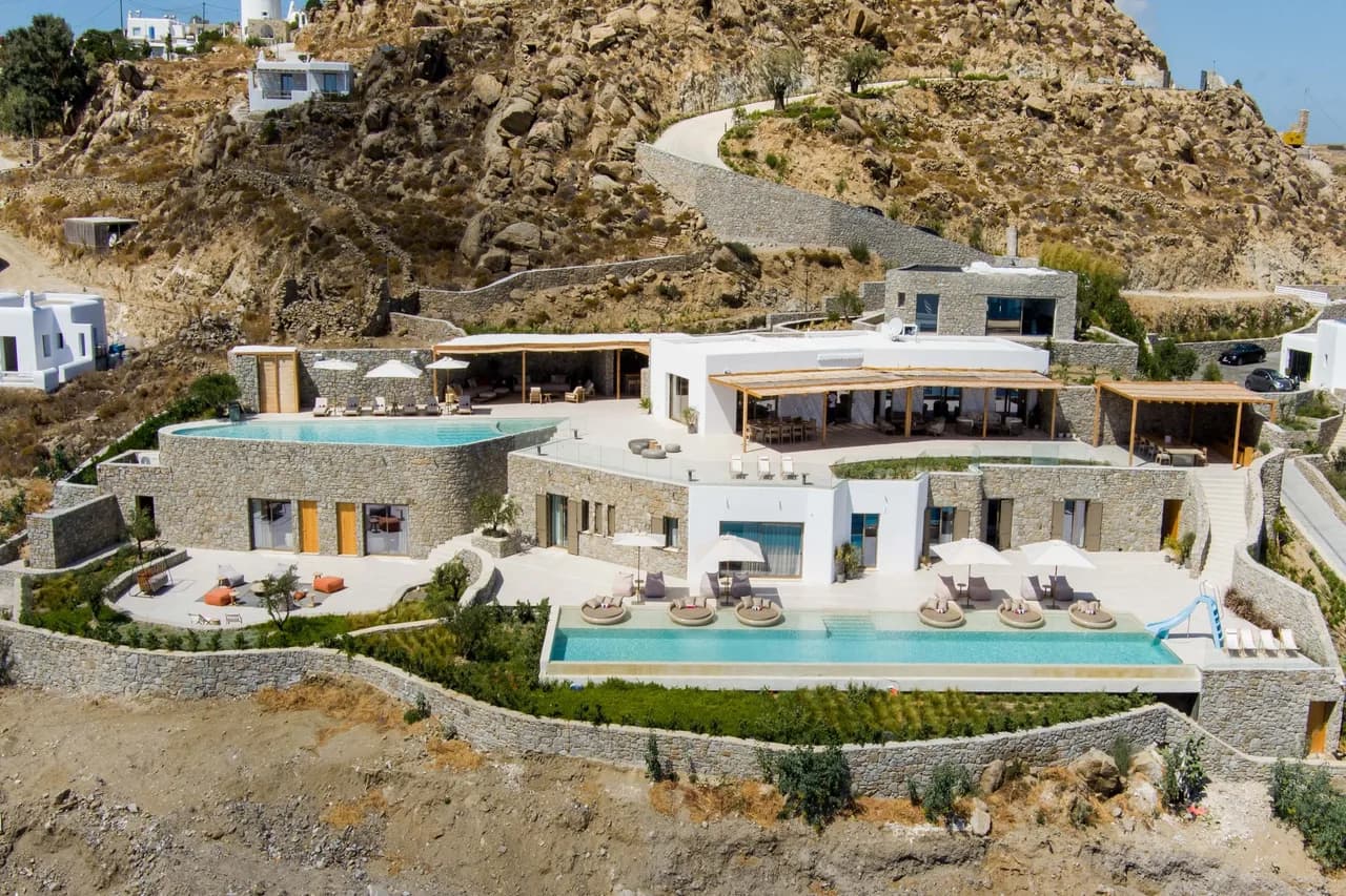 Stunning 8BR Top-luxury Villa With Beach Views photo 3