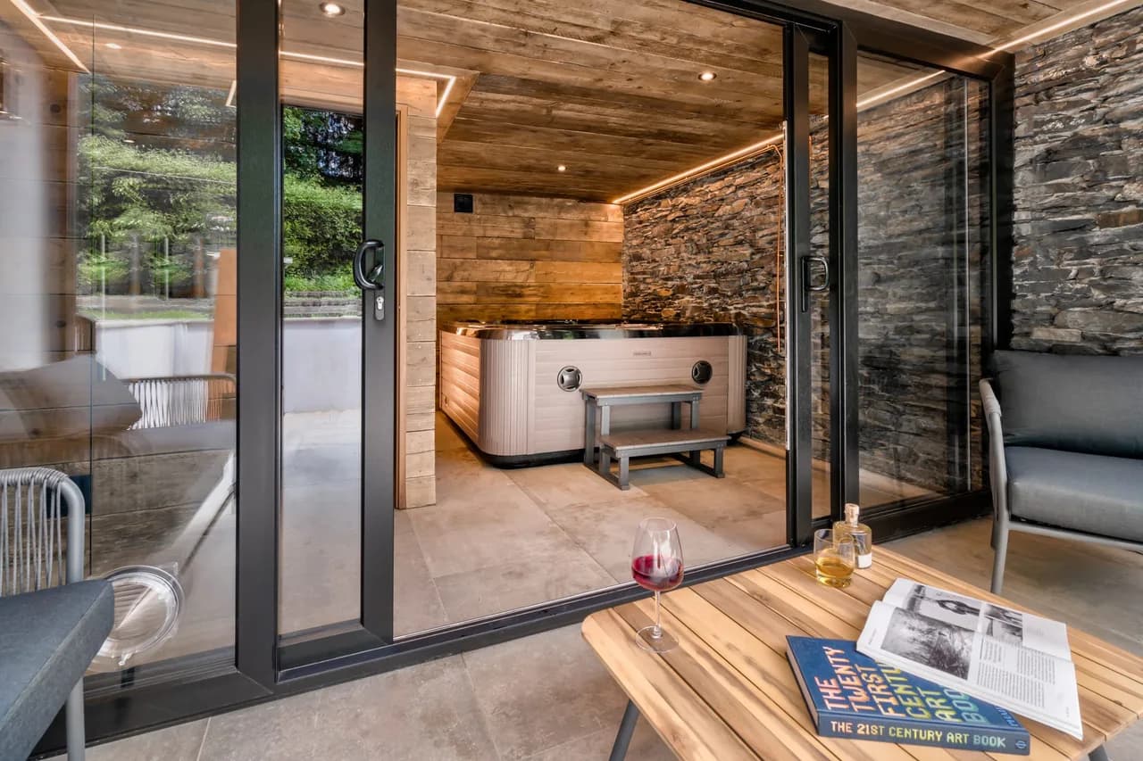 Secluded Lakefront Villa in Lake District photo 3
