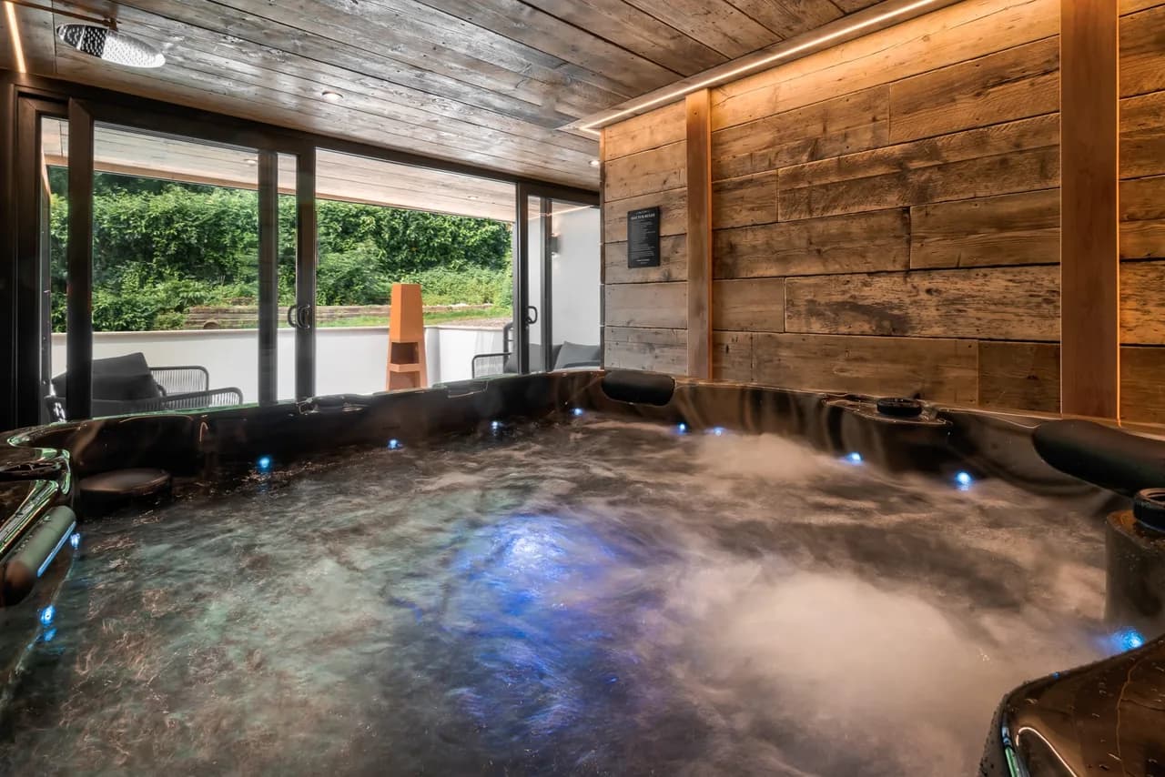 Secluded Lakefront Villa in Lake District photo 5