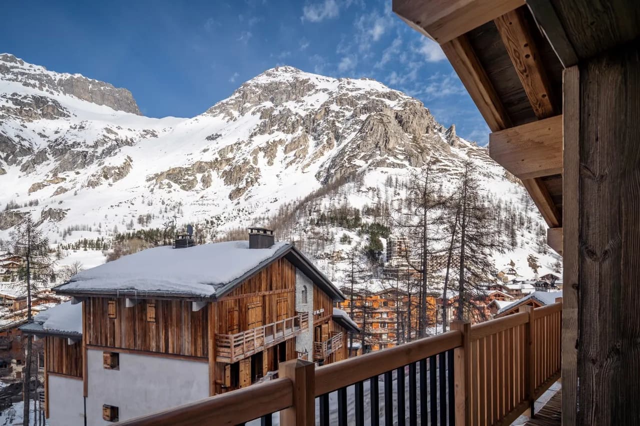 Peaceful Hillside Chalet With Mountain Views