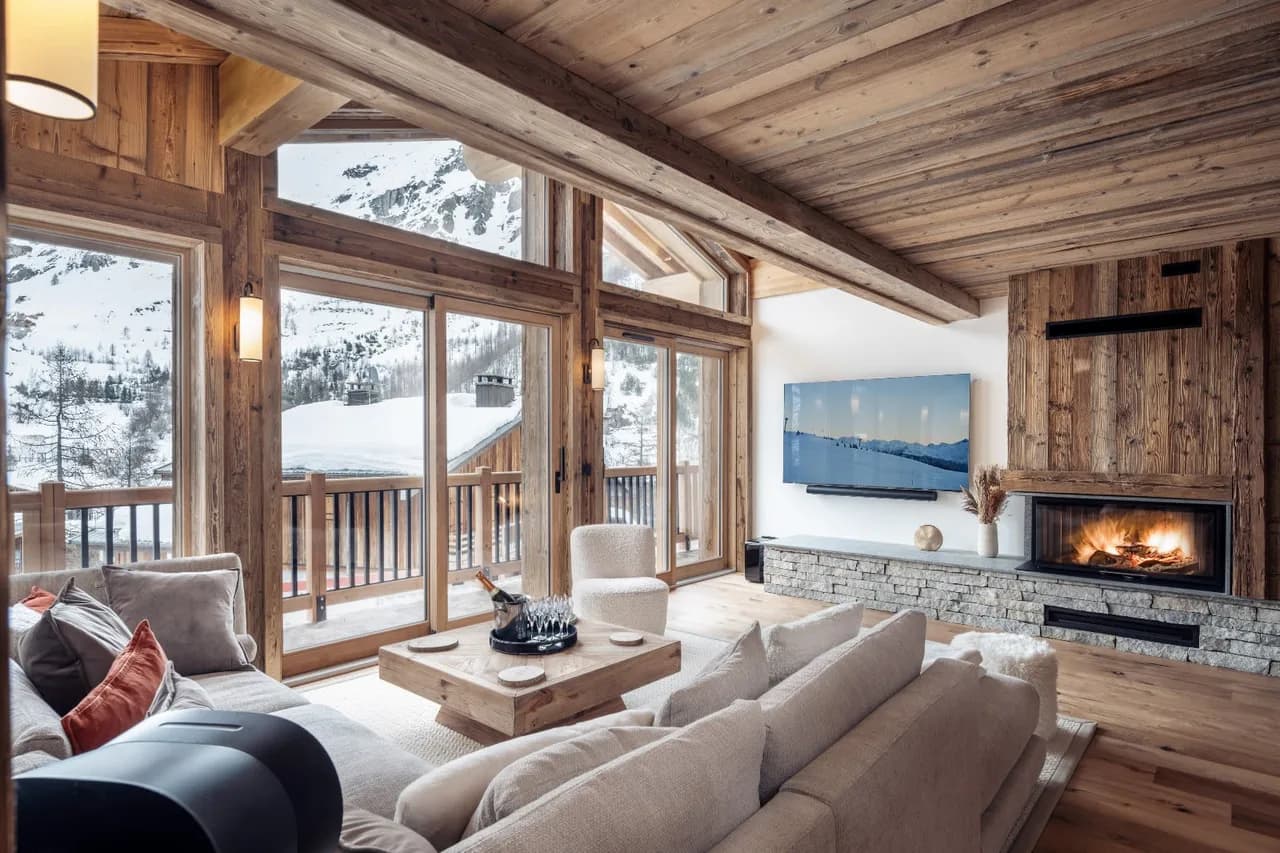 Peaceful Hillside Chalet With Mountain Views photo 4
