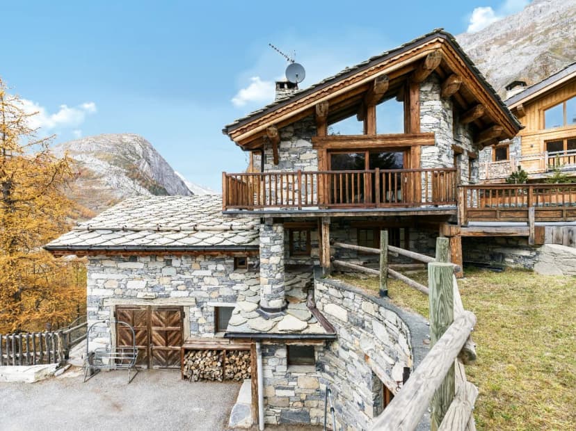 SUN-DRENCHED CHALET IN THE HEIGHTS OF VAL D'ISÈRE