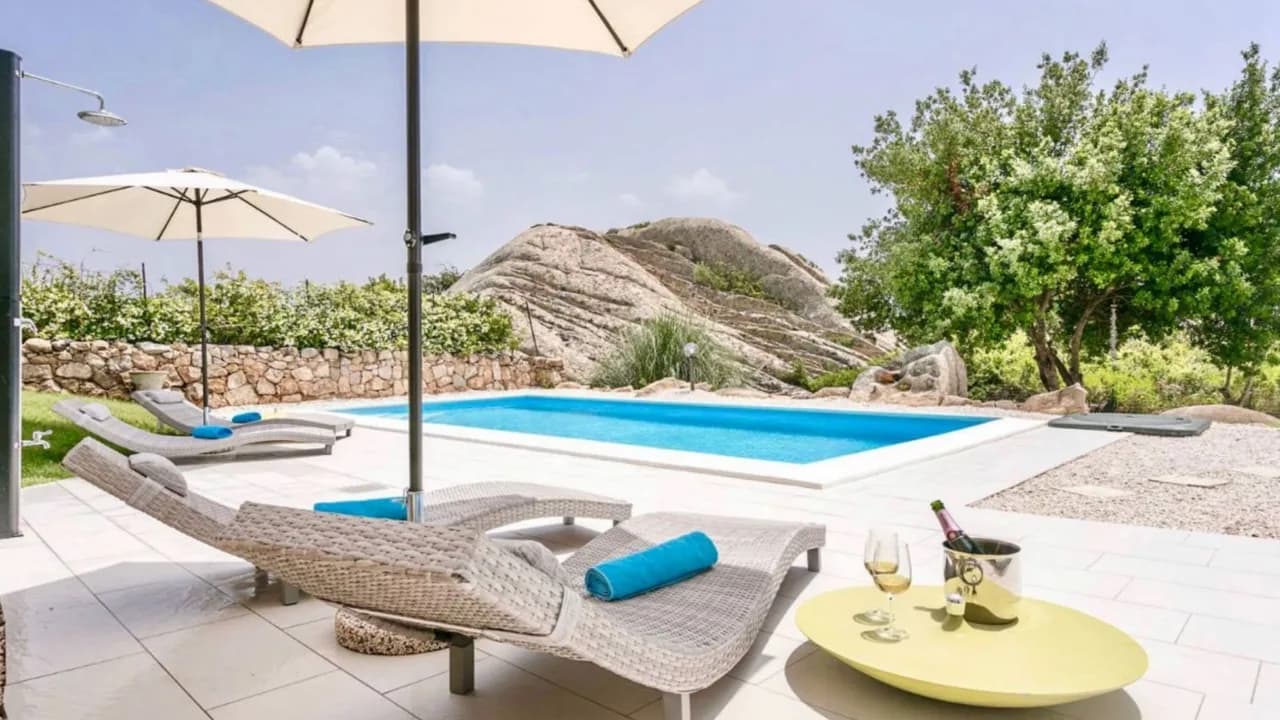 Deluxe Villa With Private Pool & Garden Oasis