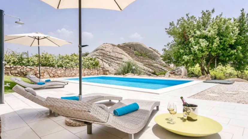 Deluxe Villa With Private Pool & Garden Oasis