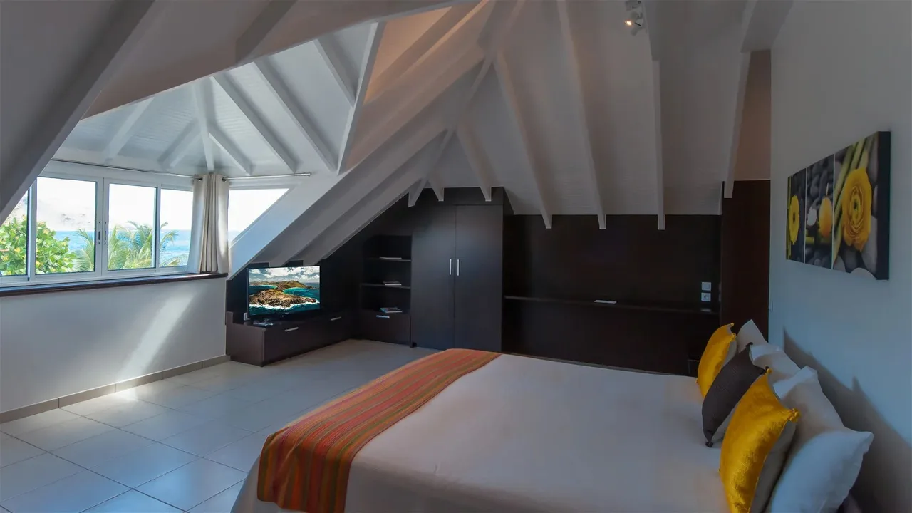 Luxurious Beachfront Villa With Pool in St. Barths photo 3
