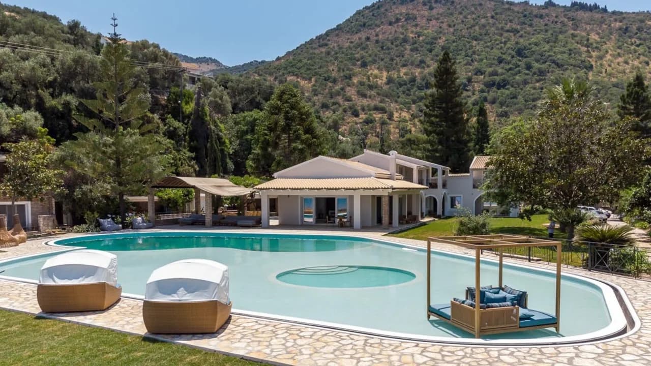 Unique Villa With Massive Seaside Pool photo 5
