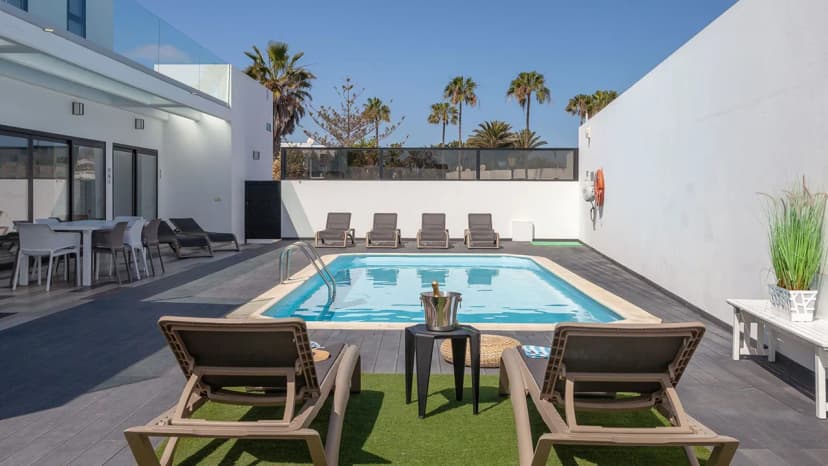 Stylish 4-Bed Villa With Private Pool & Bbq