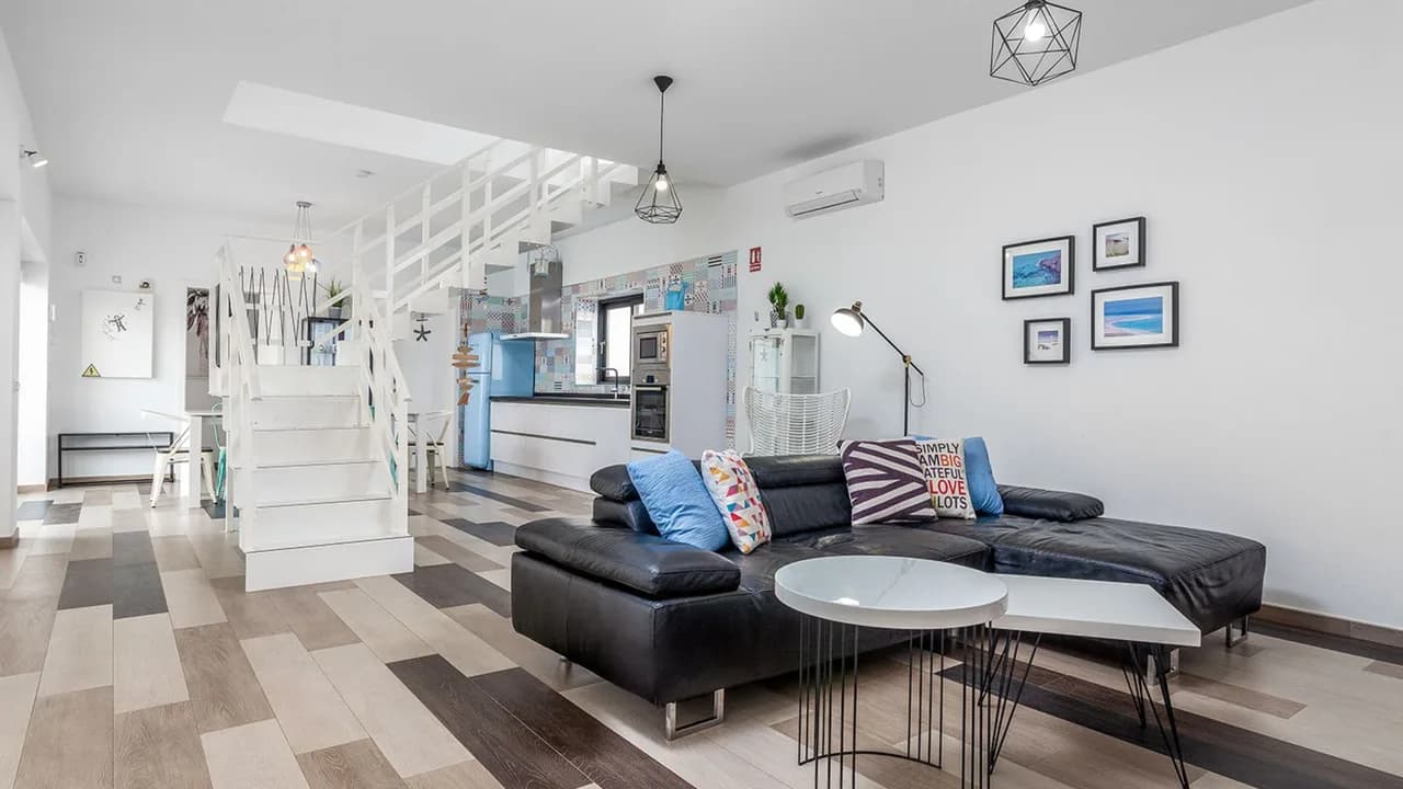 Stylish 4-Bed Villa With Private Pool & Bbq photo 2