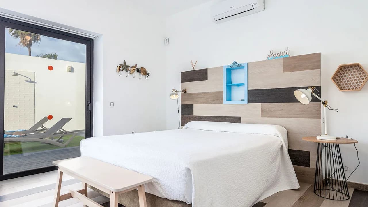 Stylish 4-Bed Villa With Private Pool & Bbq photo 3