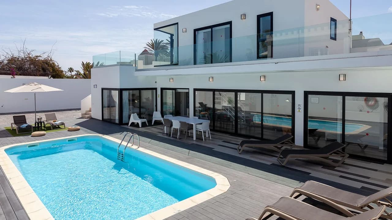 Stylish 4-Bed Villa With Private Pool & Bbq photo 4
