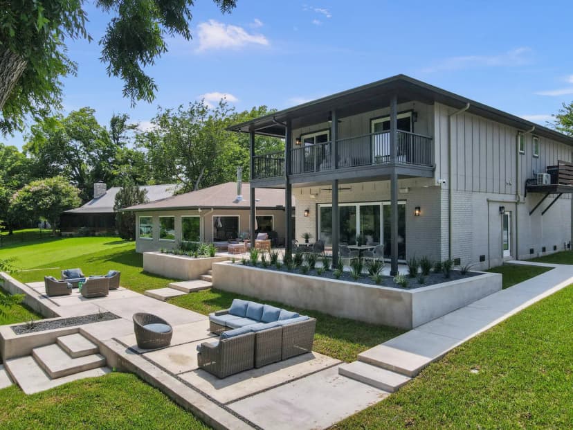 Lakeside Luxury Villa in Austin