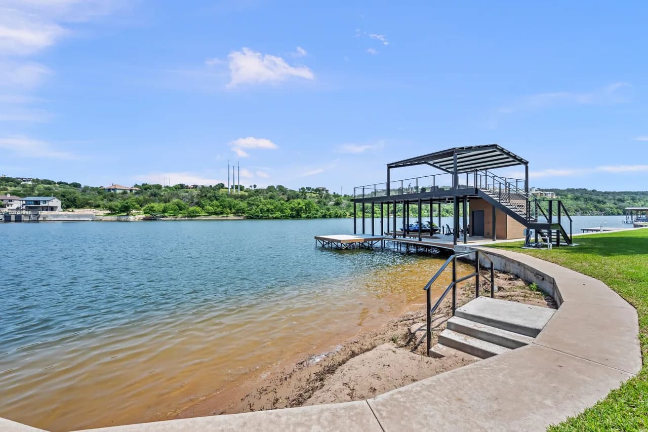 Lakeside Five Bedroom Villa in Marble Falls Texas photo 3