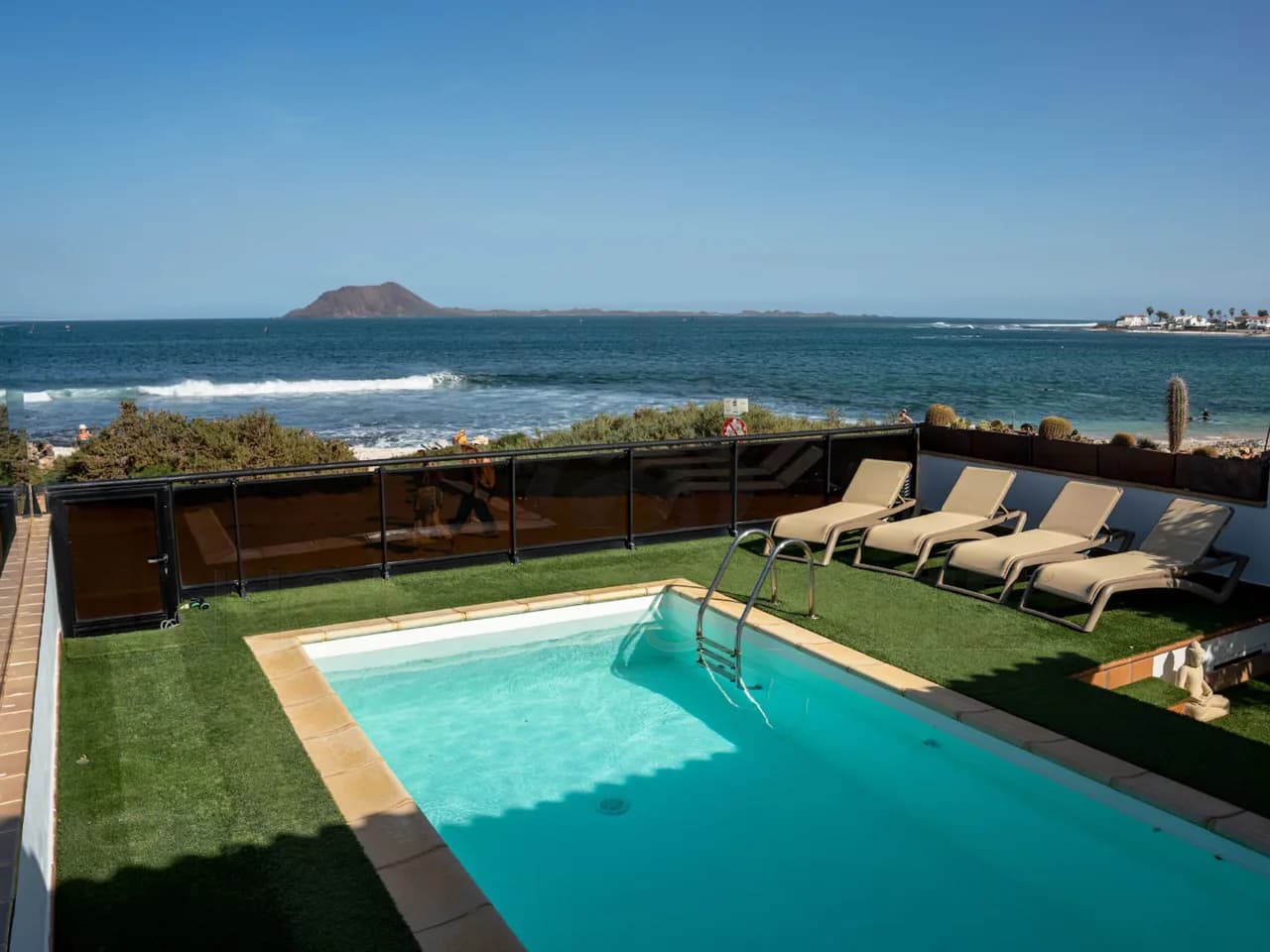 Beachfront Serenity with Private Pool in Corralejo photo 4
