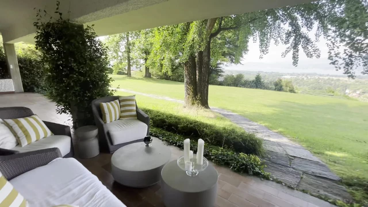 Enchanting Villa With Contemporary Design photo 4