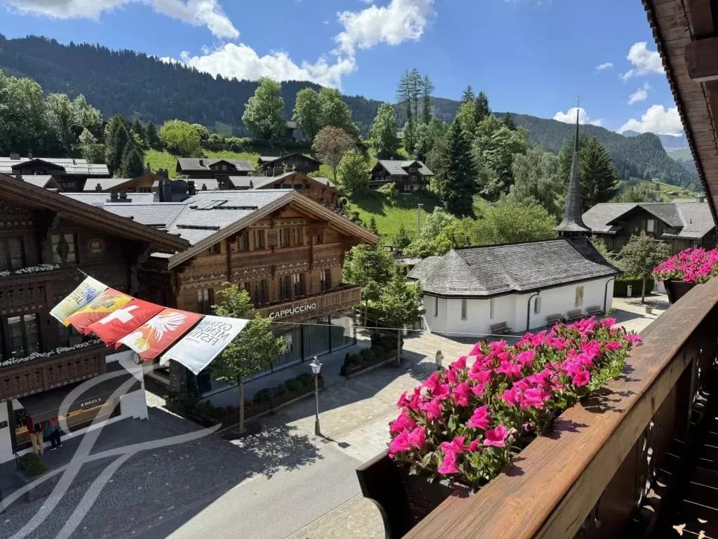 Exquisite Penthouse in the Heart of Gstaad photo 2