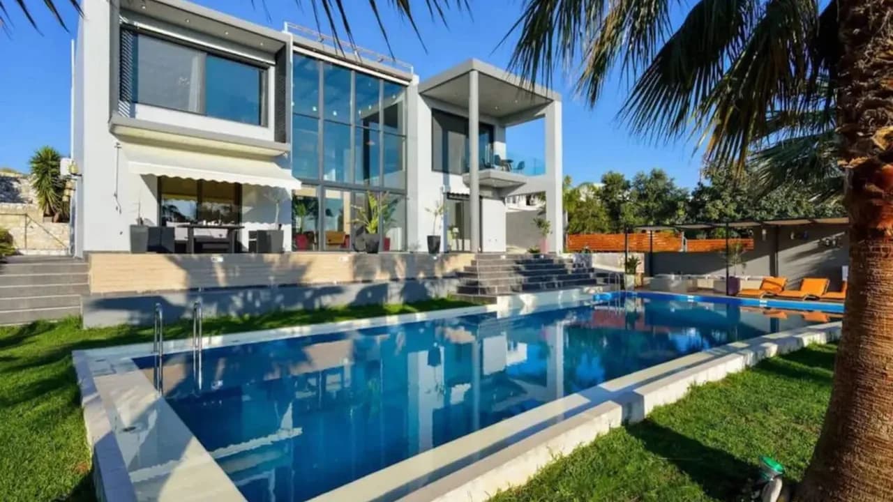 Exclusive 4BR Villa Near the Beach photo 4