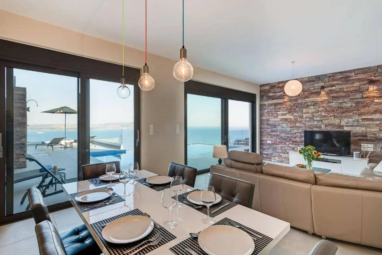 4BR Villa In Luxurious And Serene Setting photo 3