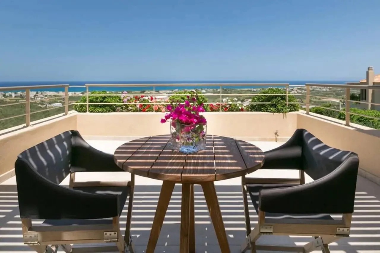 Lavish Villa with Pool, Gym, and Beach Proximity photo 5