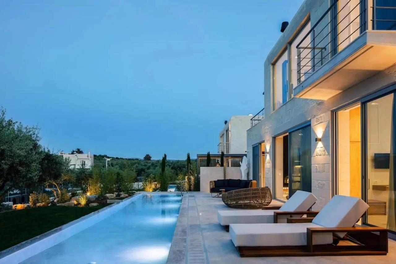 Uniquely Decorated Villa In Bright And Modern Vibe photo 5
