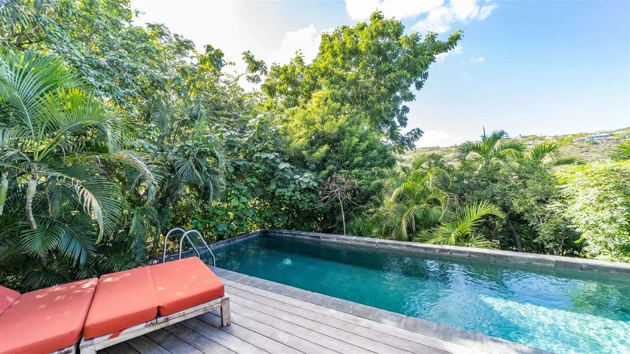 Romantic Getaway Overlooking Vegetal Scenery photo 2