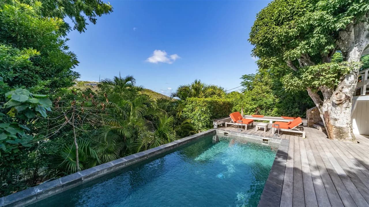 Romantic Getaway Overlooking Vegetal Scenery photo 3