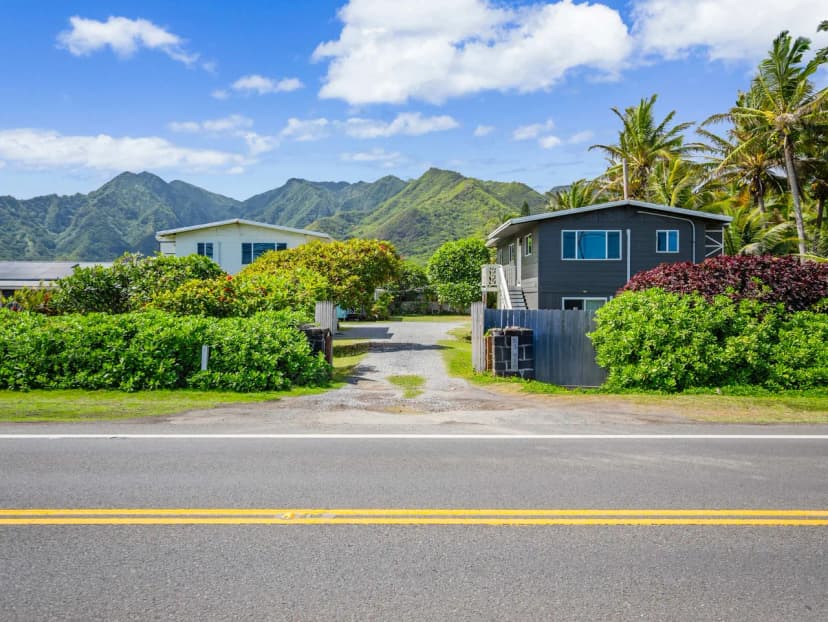 Beachfront Fifteen Bedroom Villa in Oahu
