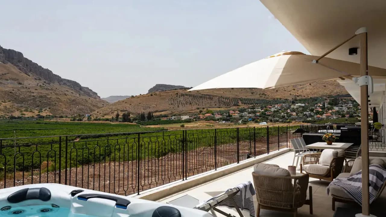 Tranquil Villa Jacuzzi Terrace Scenic Views