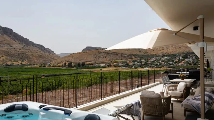 Tranquil Villa Jacuzzi Terrace Scenic Views