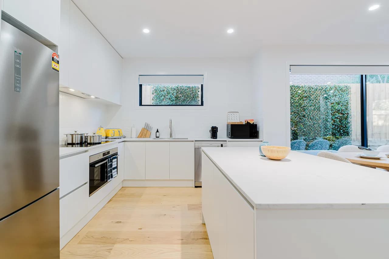Air-Conditioned Four Bedroom Villa in Victoria photo 2