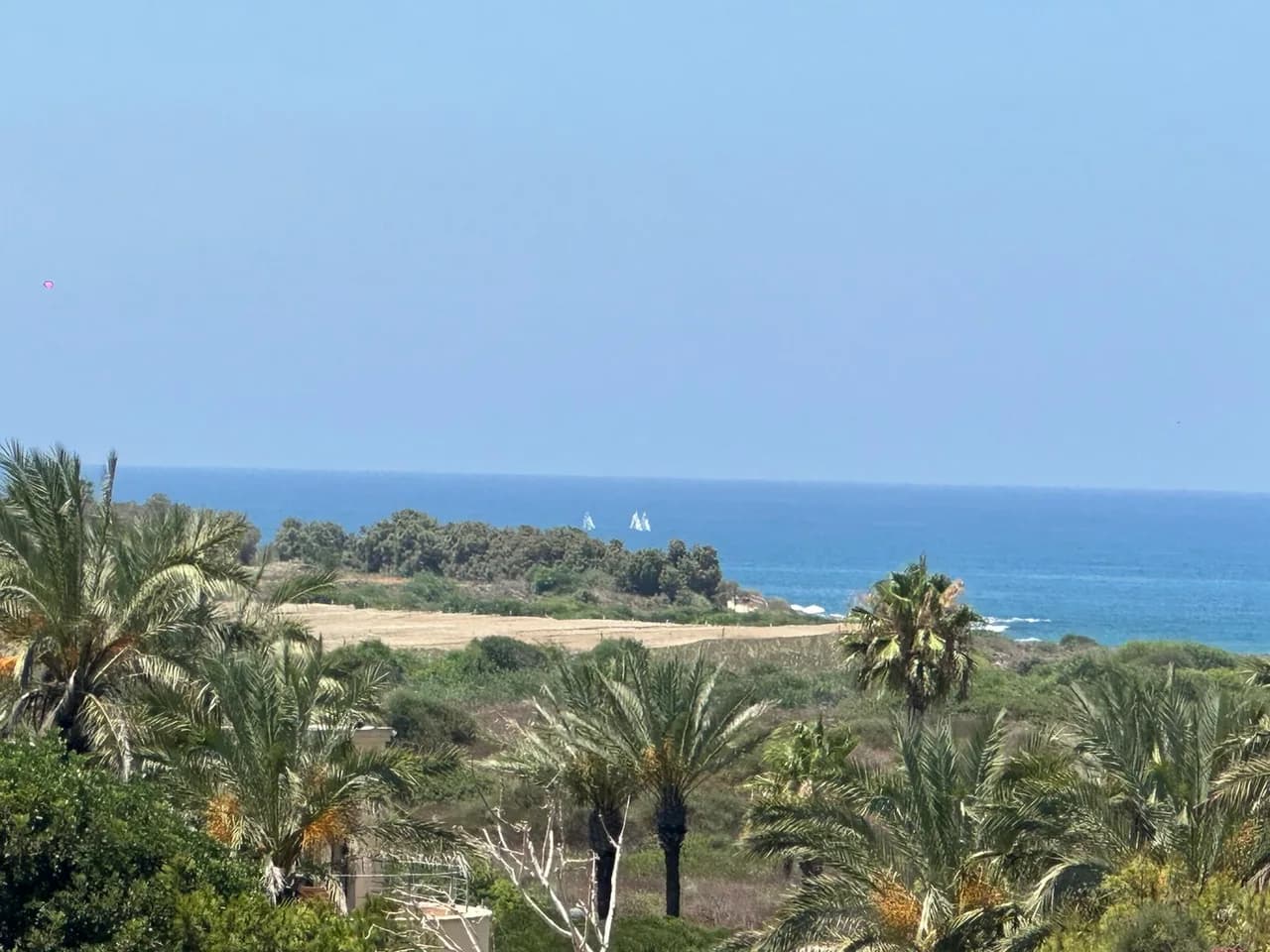 7BR Seafront Villa With Fenced Pool And Jacuzzi photo 3