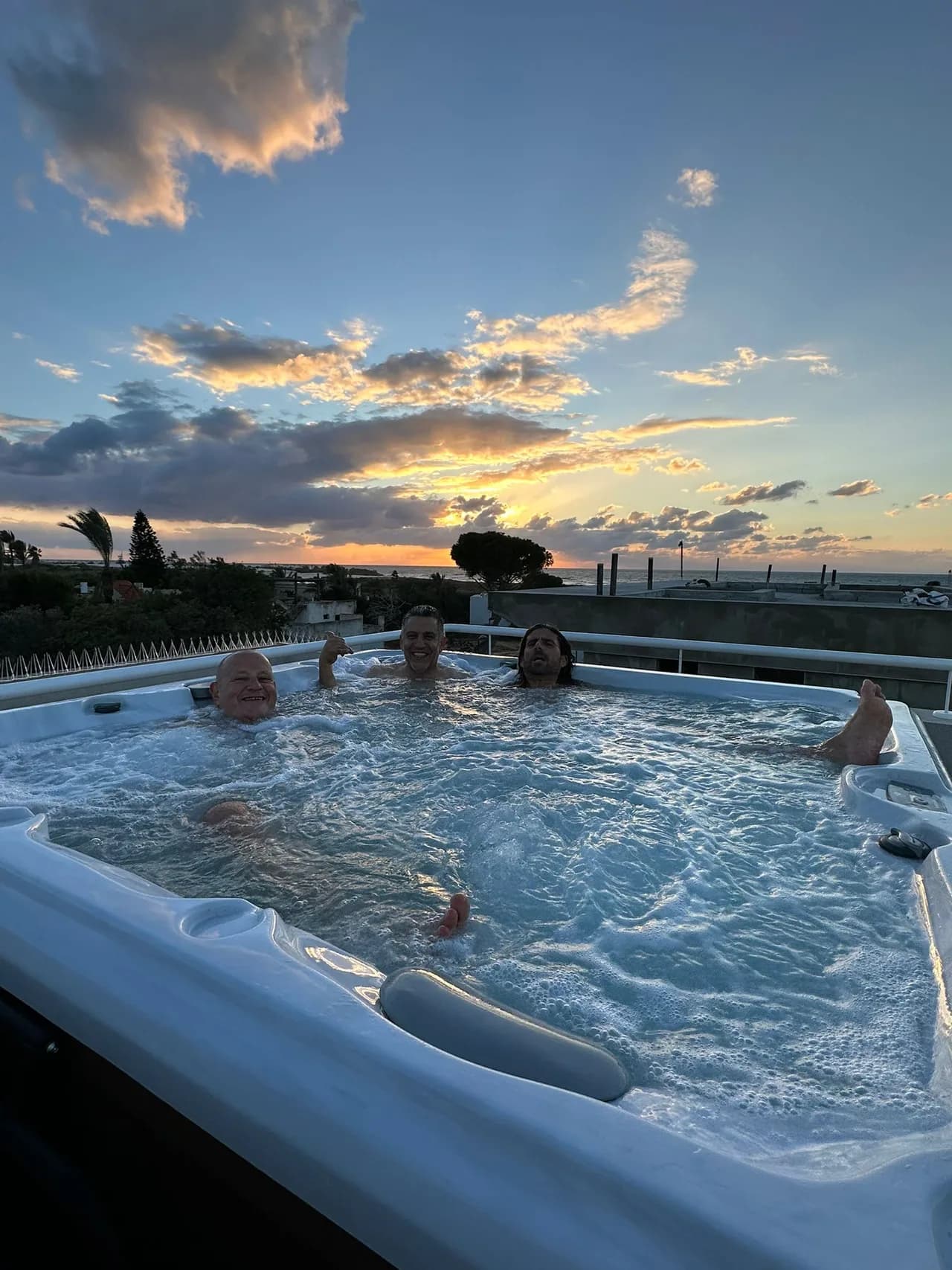 7BR Seafront Villa With Fenced Pool And Jacuzzi photo 4