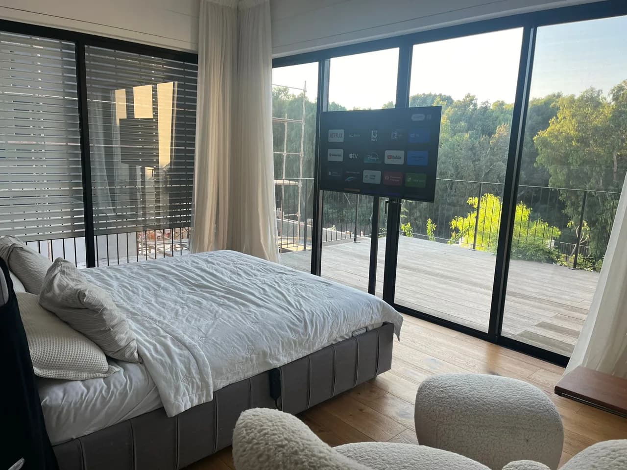 7BR Seafront Villa With Fenced Pool And Jacuzzi photo 5