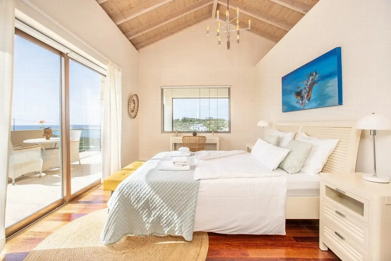 Majestic Seafront Retreat with Swimming Pool photo 4