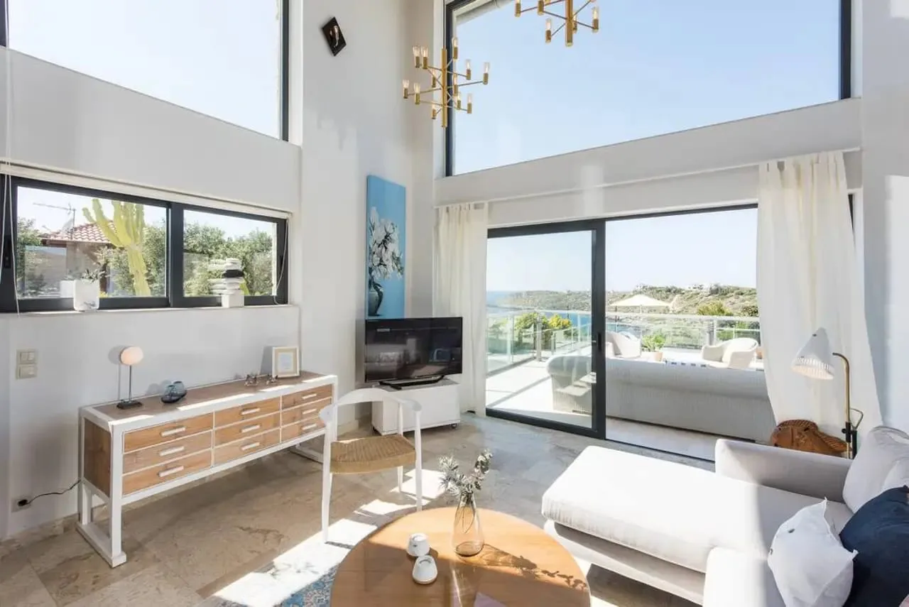 Exquisite Seafront Escape with Pool & Tennis Court photo 2