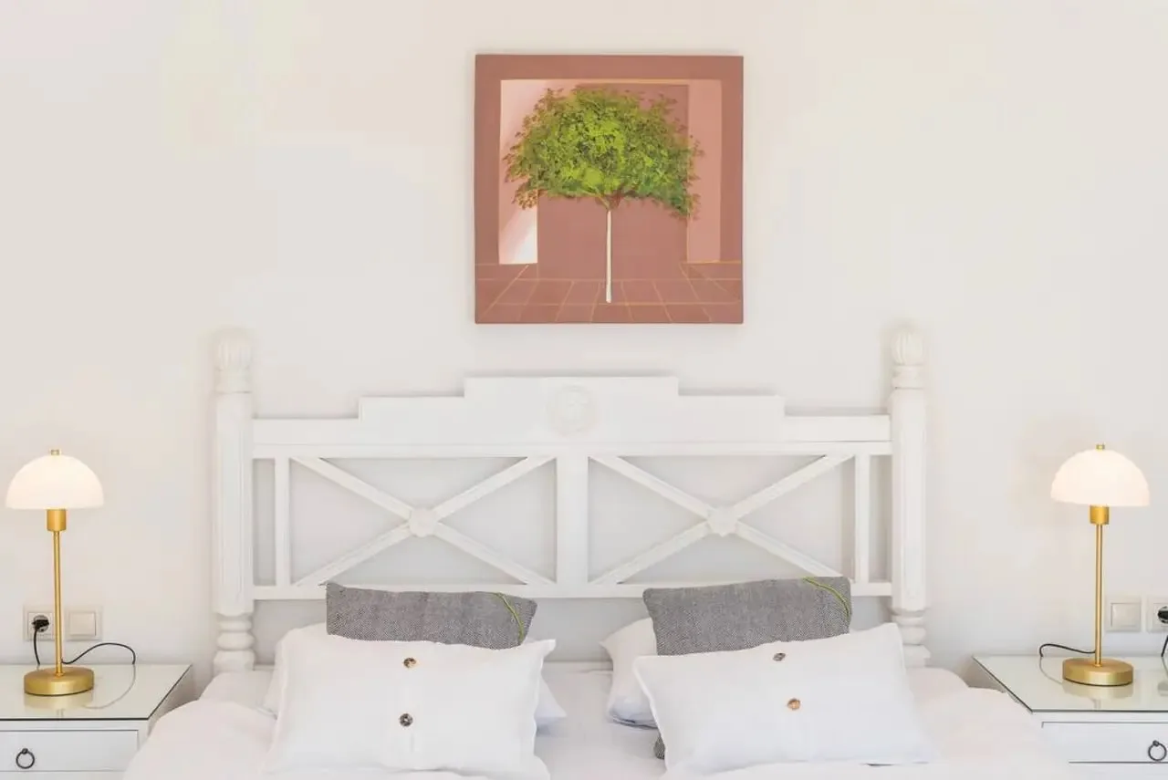 Exquisite Seafront Escape with Pool & Tennis Court photo 4