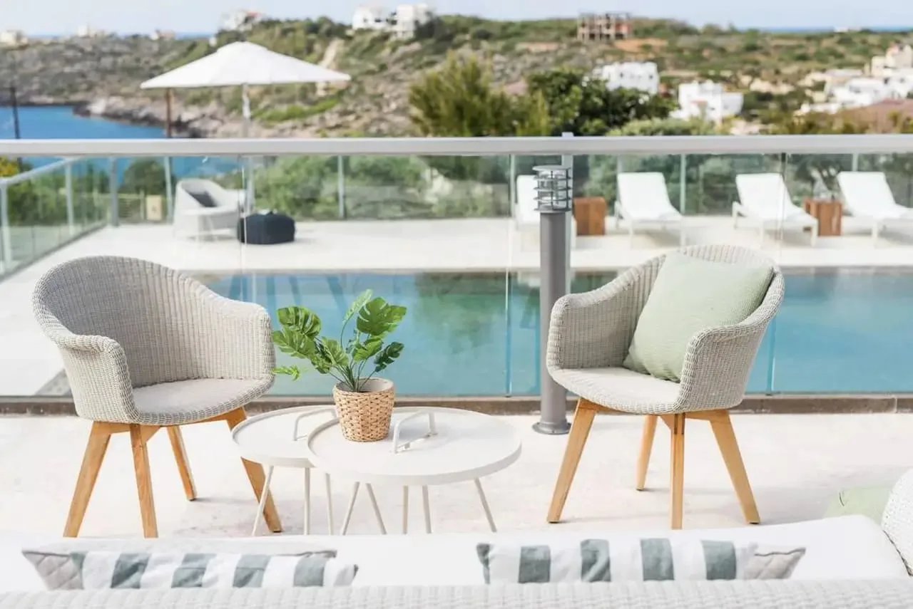 Exquisite Seafront Escape with Pool & Tennis Court photo 5