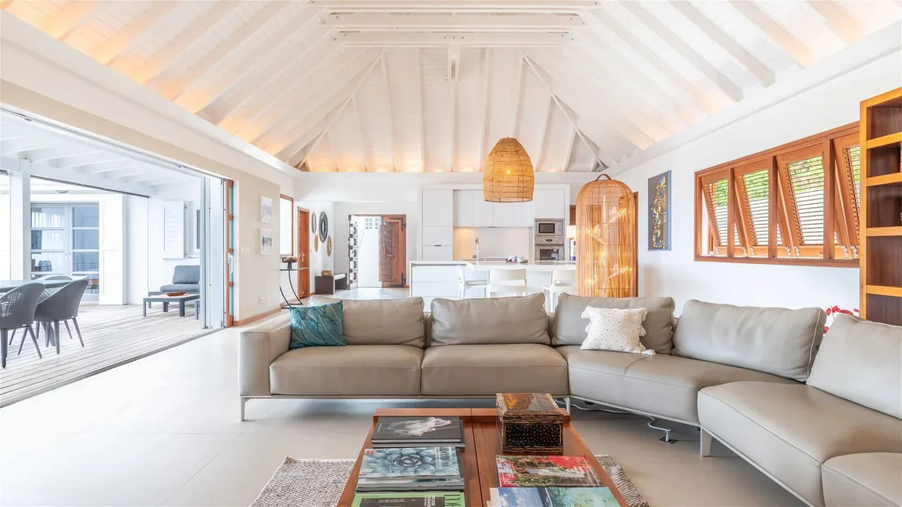 Tropical Bliss with Magnificent Ocean Views photo 2