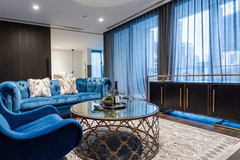 High End Melbourne CBD Apt in Iconic QT Hotel
