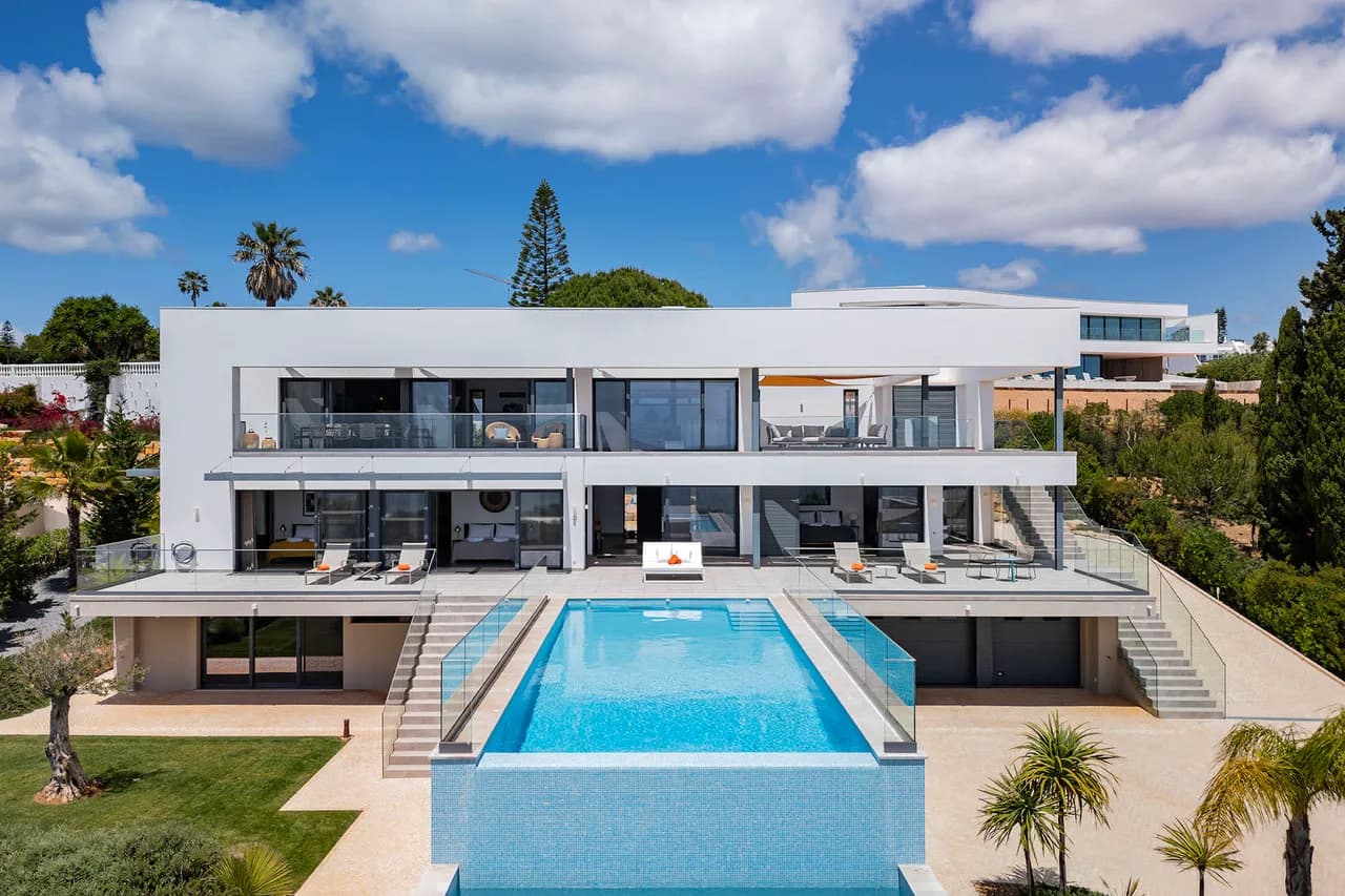 Lavish 4-bedroom Villa In The Area Of Praia Da Luz